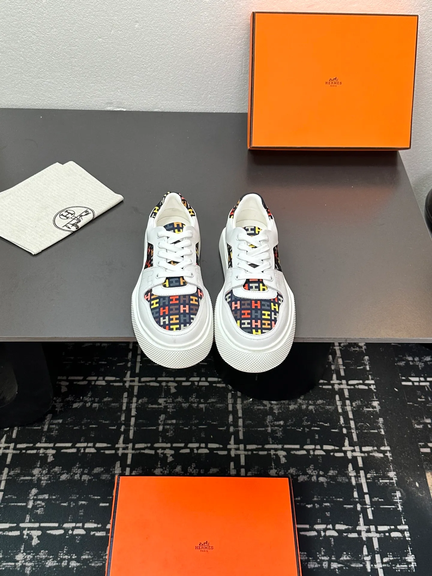 p700💰Men's shoes ❤️❤️Hermes top version# Hermès deep series couple's small white shoes casual skateboard shoes Stylish graphic design to create retro style Upper: cowhide material Lining: sheepskin lining Outsole: TPU outsole Size: 38-45